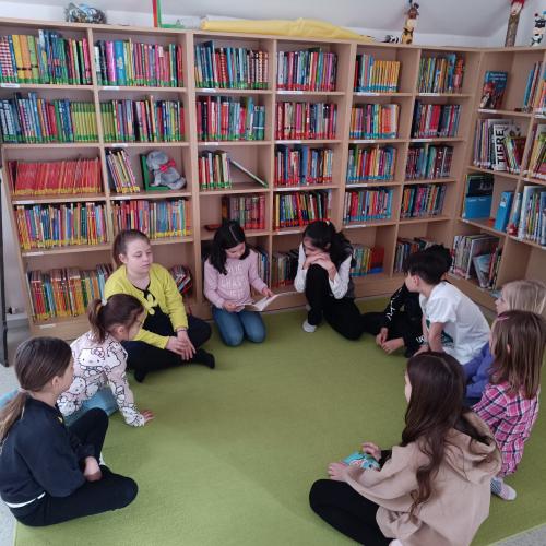 Kinder in der Bücherei