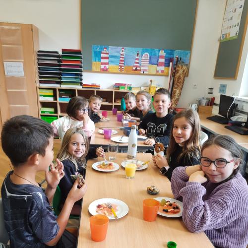 Kinder bei Jause