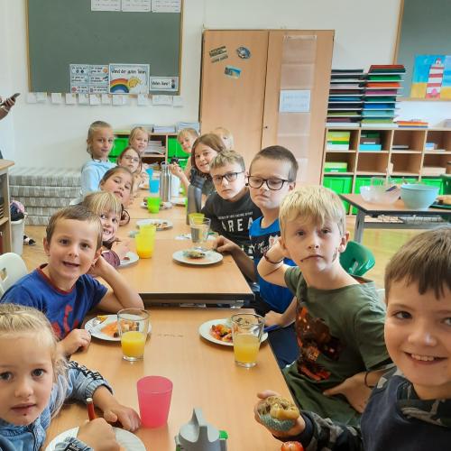 Kinder bei Jause
