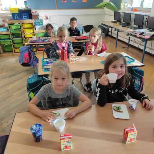 Kinder beim Jausnen
