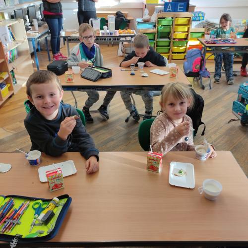 Kinder beim Jausnen