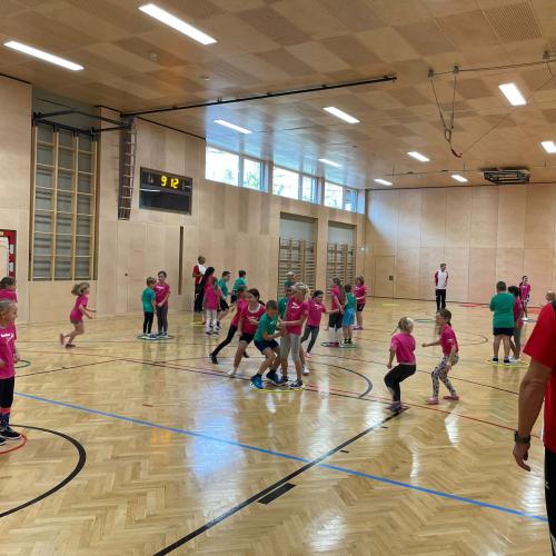 Kinder im Turnsaal