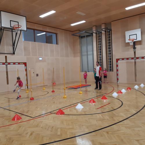 Kinder im Turnsaal