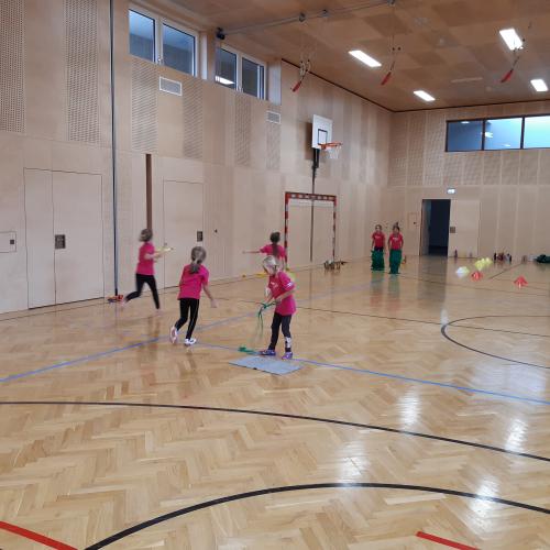 Kinder im Turnsaal