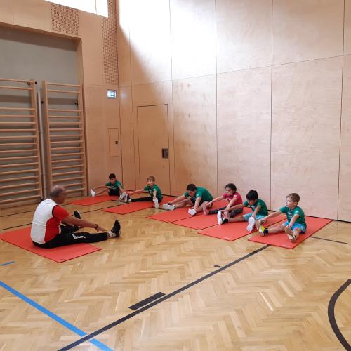 Kinder im Turnsaal
