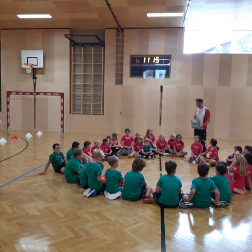 Kinder im Turnsaal