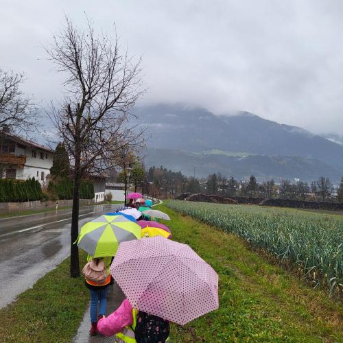 Kinder bei Regen