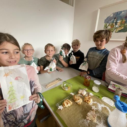 Kinder beim Backen