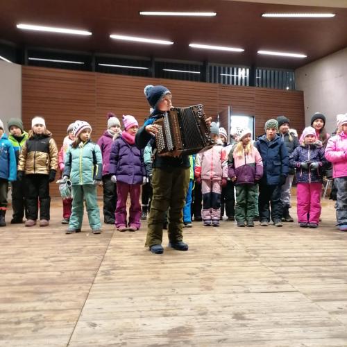 Kinder auf der Bühne