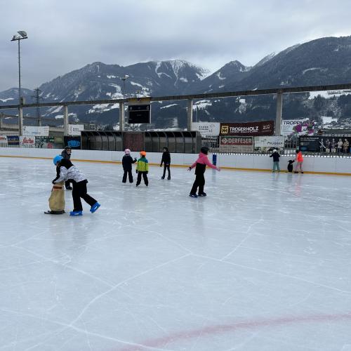 Kinder am Eislaufplatz