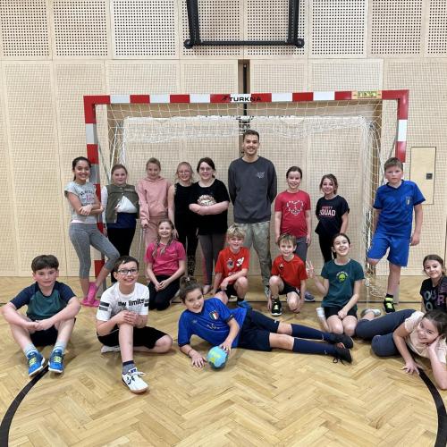 Schulklasse im Turnsaal