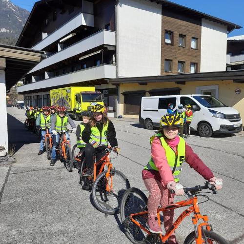 Kinder mit Fahrrad