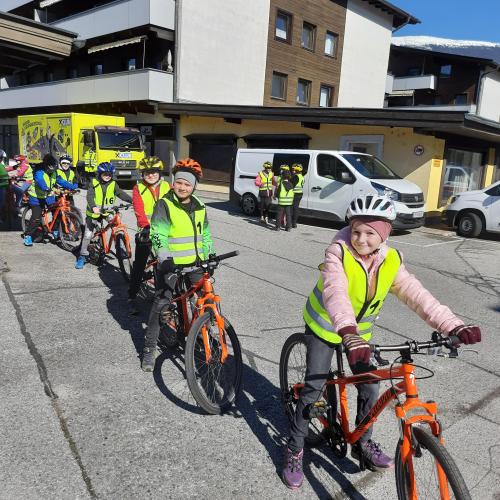 Kinder mit Fahrrad