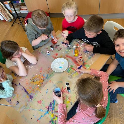 Kinder beim Malen