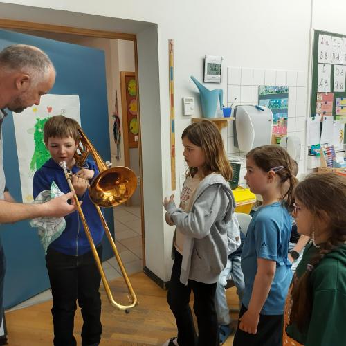 Kinder mit Instrumenten