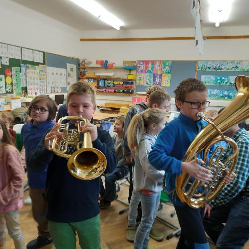 Kinder mit Instrumenten