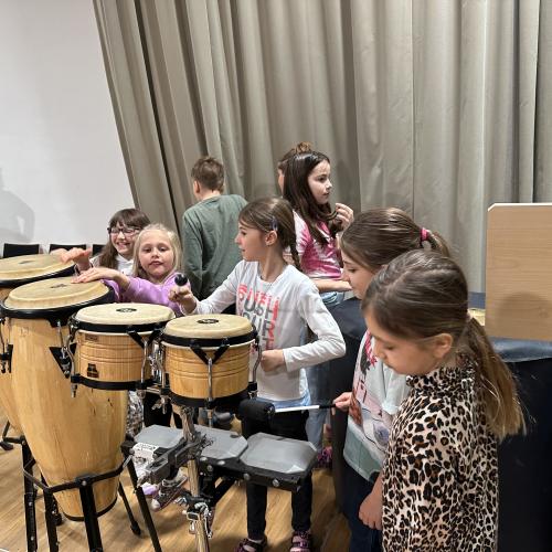 Kinder bei der Musikkapelle