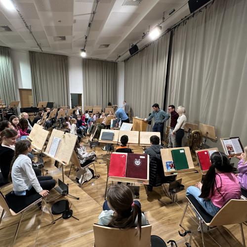Kinder bei der Musikkapelle