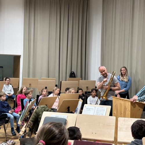 Kinder bei der Musikkapelle