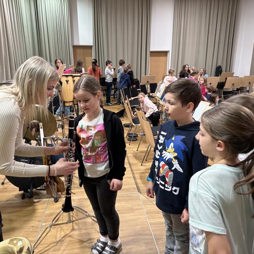 Kinder bei der Musikkapelle