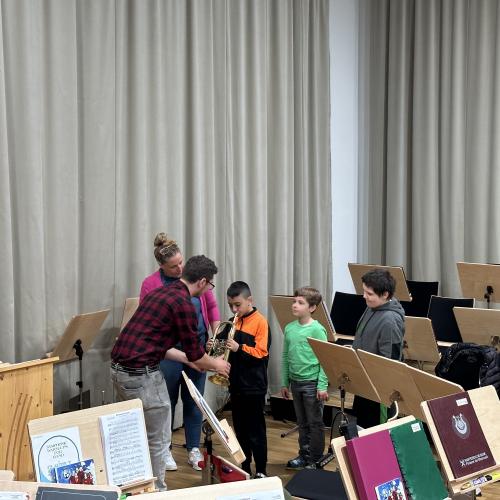 Kinder bei der Musikkapelle