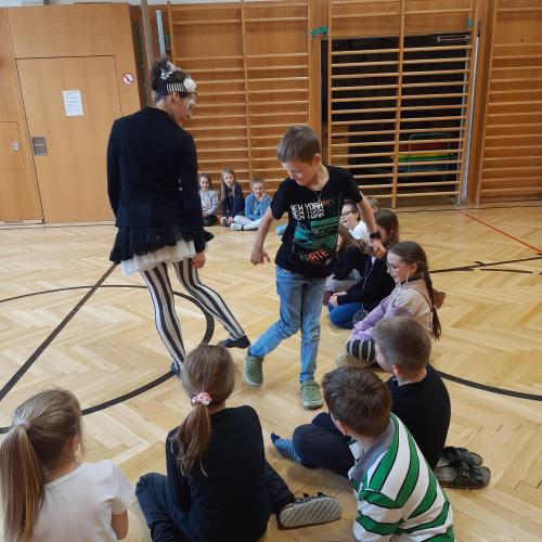 Schulkinder im Turnsaal