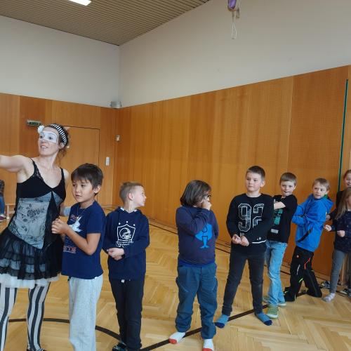 Schulkinder im Turnsaal