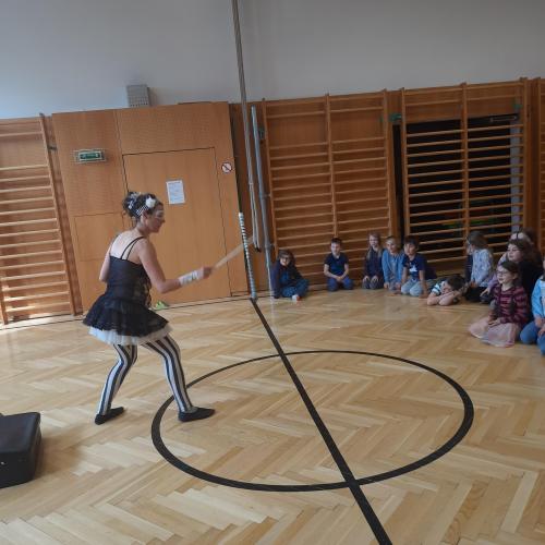 Schulkinder im Turnsaal