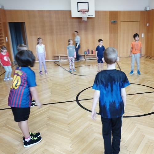 Kinder im Turnsaal