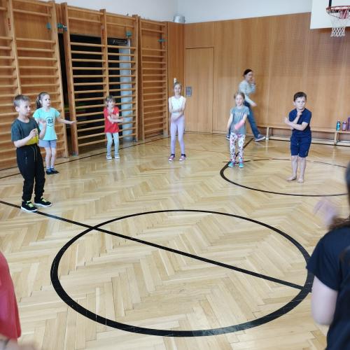 Kinde im Turnsaal