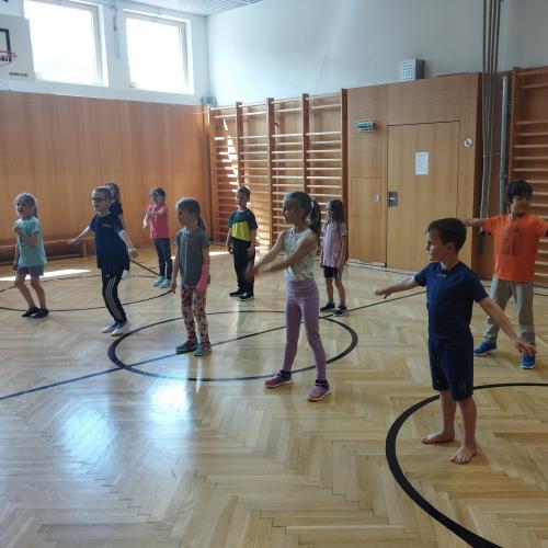 Kinde im Turnsaal