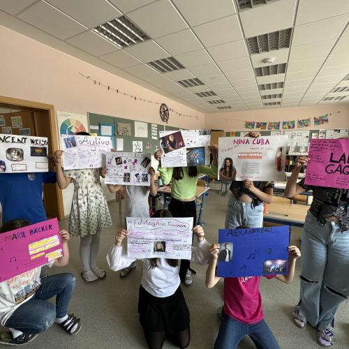 Kinder mit Plakaten