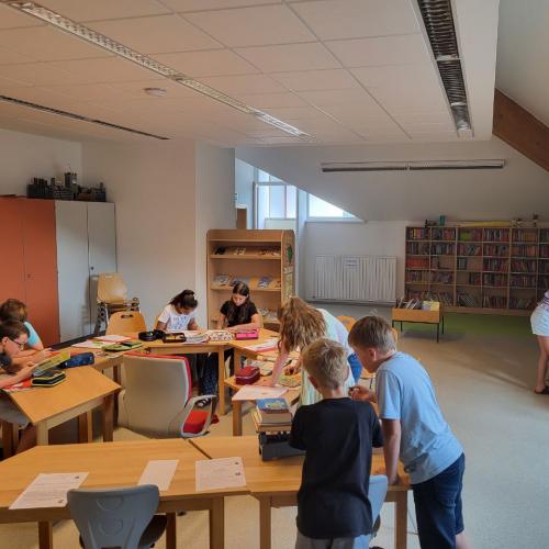 Kinder in der Bücherei