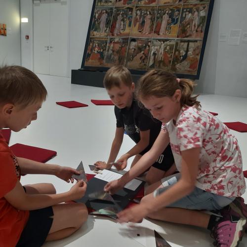 Kinder im Museum