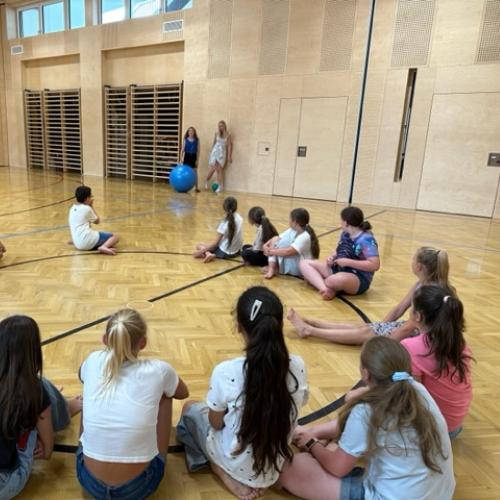 Kinder im Turnsaal