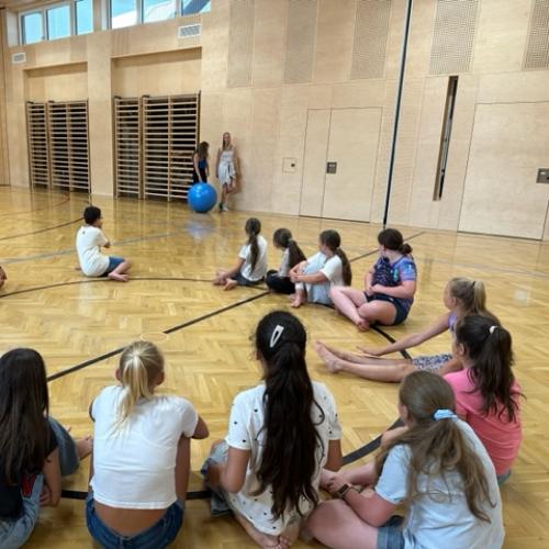 Kinder im Turnsaal