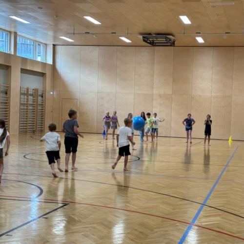 Kinder im Turnsaal