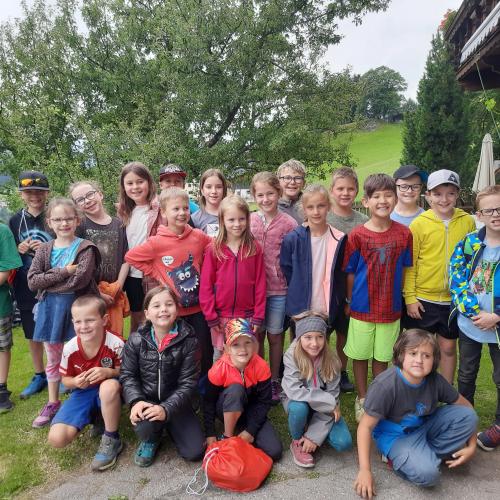 Schulkinder im Garten