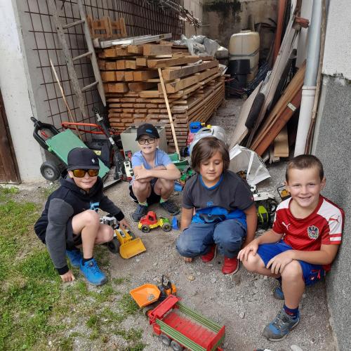 Schulkinder im Garten