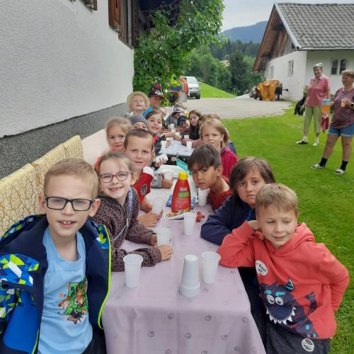 Schulkinder im Garten