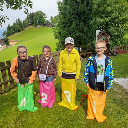 Schulkinder im Garten