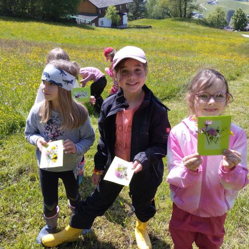 Kinder auf der Wiese