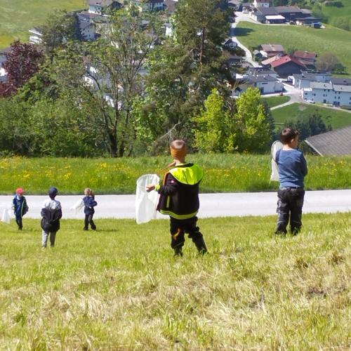 Kinder auf der Wiese