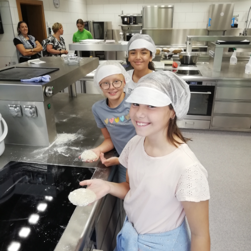 Schulkinder auf dem Bauernhof