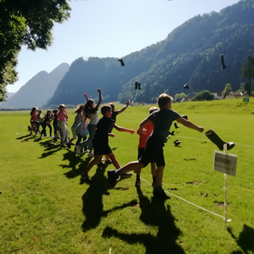 Schulkinder auf dem Bauernhof