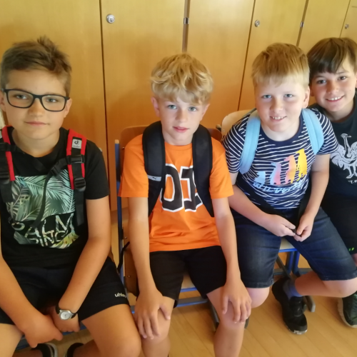 Schulkinder auf dem Bauernhof