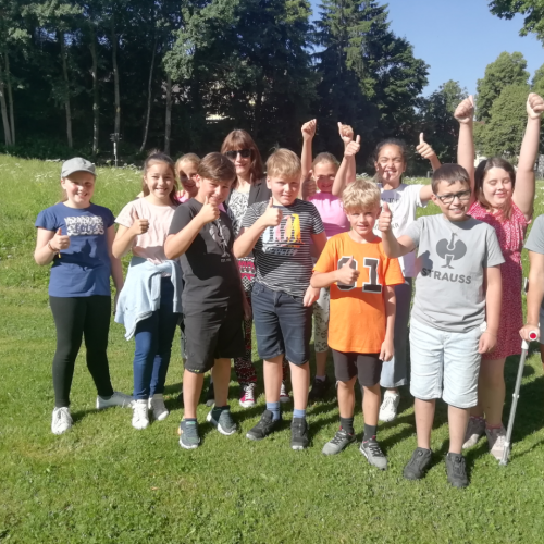 Schulkinder auf dem Bauernhof