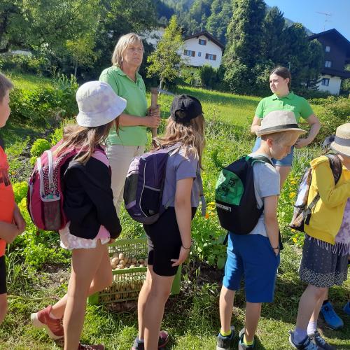 Schulkinder auf dem Bauernhof