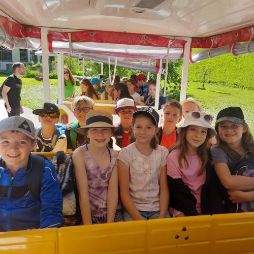 Schulkinder auf dem Bauernhof