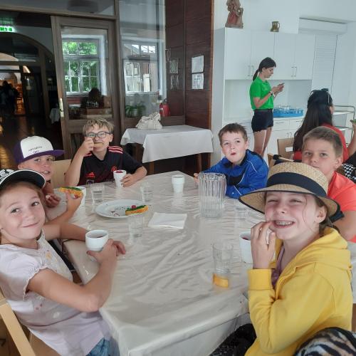 Schulkinder auf dem Bauernhof